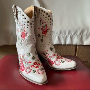 Wet Kiss ~ Ivory boots with Floral embroidery Heeled Boots ~rivets ~ size 7